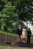 Mrs. Trump Plants Oak with Presidential Descendants