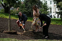 Mrs. Trump Plants Oak with Presidential Descendants