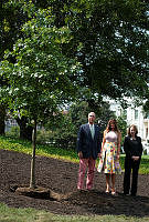 Mrs. Trump Plants Oak with Presidential Descendants