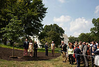 Mrs. Trump Plants Oak with Presidential Descendants