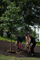 Mrs. Trump Plants Oak with Presidential Descendants